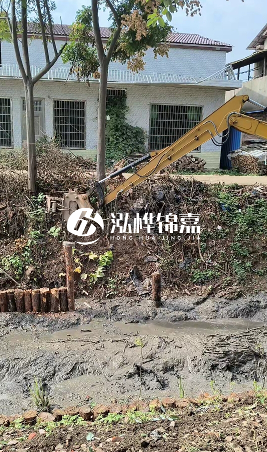 三明挖機(jī)打木樁專業(yè)施工-河道邊打木樁如何防止木樁傾斜？